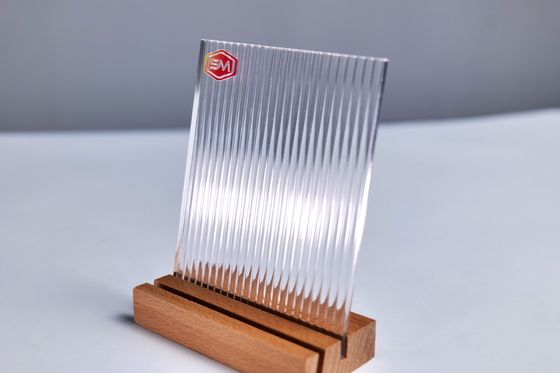 Листовой пластик с рисунком толщиной 1,8 мм - 40 мм, прозрачный. Доступна опция выбора коэффициента пропускания.